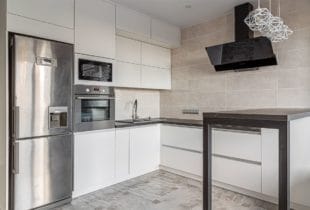 Кухня с барной стойкой Моло 2,6х2,5х2 м